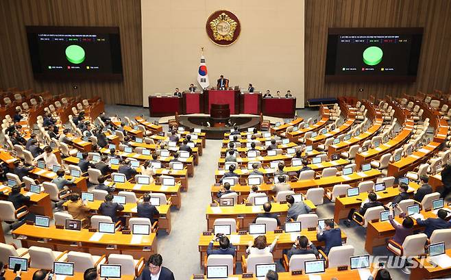 [서울=뉴시스] 조성우 기자 = 2일 오후 서울 여의도 국회에서 열린 제414회 국회(임시회) 제1차 본회의에서 국민의힘 의원들이 퇴장한 가운데 순직 해병 수사 방해 및 사건 은폐 등의 진상규명을 위한 특별검사의 임명 등에 관한 법률안이 가결되고 있다. 2024.05.02. xconfind@newsis.com