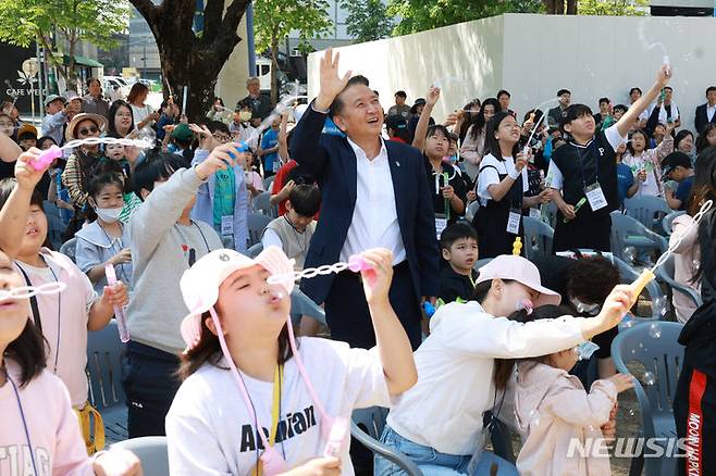[청주=뉴시스] 이도근 기자= 어린이날을 사흘 앞둔 2일 충북도청 잔디광장에서 열린 102회 어린이날 행사에서 김영환 지사와 어린이들이 비눗방울 날리기를 함께 하고 있다. (사진=충북도 제공) 2024.5.2. photo@newsis.com *재판매 및 DB 금지