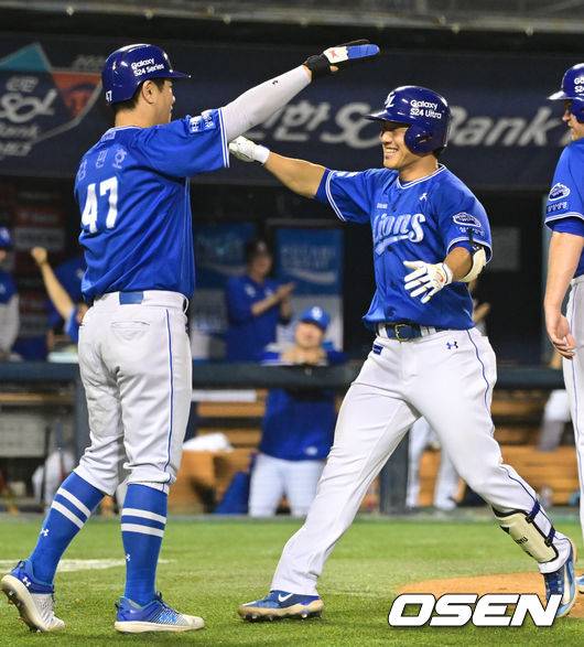 [OSEN=잠실, 김성락 기자] 1일 오후 서울 잠실야구장에서 ‘2024 신한 SOL뱅크 KBO리그’ 두산 베어스와 삼성 라이온즈의 경기가 열렸다.이날 홈팀 두산은 브랜든, 원정팀 삼성은 이호성을 선발 투수로 내세운다.7회말 2사 1, 2루 삼성 이성규가 3점 홈런을 날린 뒤 홈에서 주자 강민호와 기쁨을 나누고 있다. 2024.05.01 / ksl0919@osen.co.kr