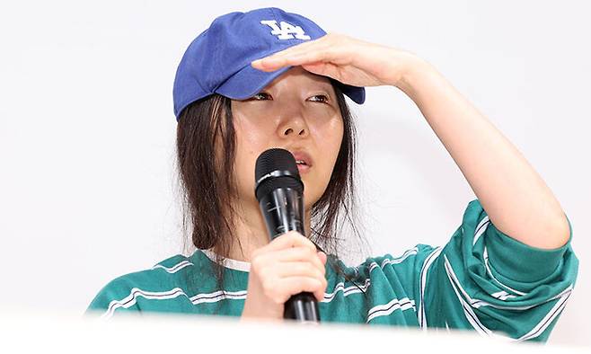 하이브로부터 어도어 경영권 찬탈 의혹을 받고 있는 민희진 어도어 대표가 지난 4월 25일 서울 서초구 한국컨퍼런스센터에서 기자회견을 열고 그간 거론된 의혹에 대해 입장을 밝히고 있다. 민 대표는&nbsp;“경영권 찬탈할 의도는 전혀 없었으면, 회사에 불만이 있는 사람들이 하는 흔한 이야기”리며&nbsp;“불합리한 점이 있어서 내부고발로 문제 제기했는데 그 답변이 감사였다”고 주장했다. 남정탁 기자