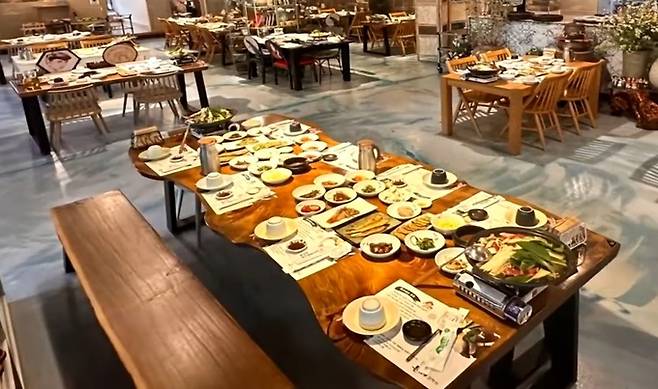 지난달 26일 경기 파주의 한 한정식 식당이 100인분의 음식을 준비해놓은 모습. JTBC ‘사건반장’ 보도화면 갈무리