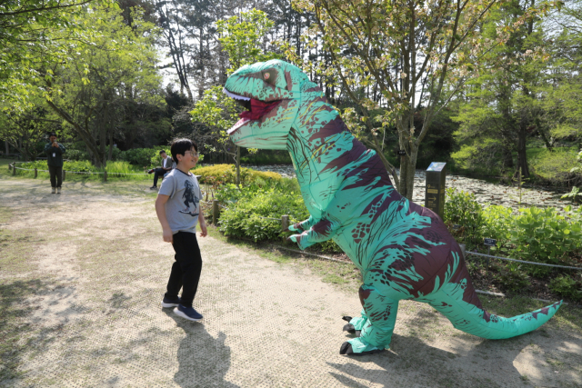 천리포수목원에서 한 어린이가 공룡을 만나 즐거워하고 있다. 사진제공=천리포수목원