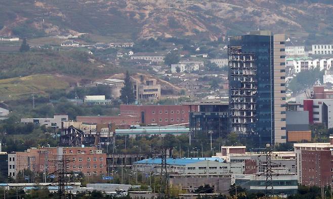 지난 2020년 북한이 폭파한 남북공동연락사무소(왼쪽 훼손된 건물)와 폭파 시 충격으로 훼손된 개성공단지원센터(오른쪽 높은 건물)의 모습 ⓒ연합뉴스