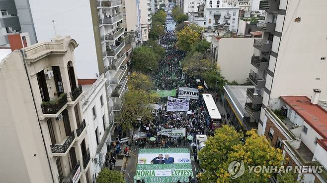 아르헨티나 '노동자의 날' 행진 (부에노스아이레스 AP=연합뉴스) '노동자의 날'을 맞이하여 1일(현지시간) 아르헨티나 노동총연맹(CGT)이 부에노스아이레스 시내를 행진하고 있다. 2024.5.2