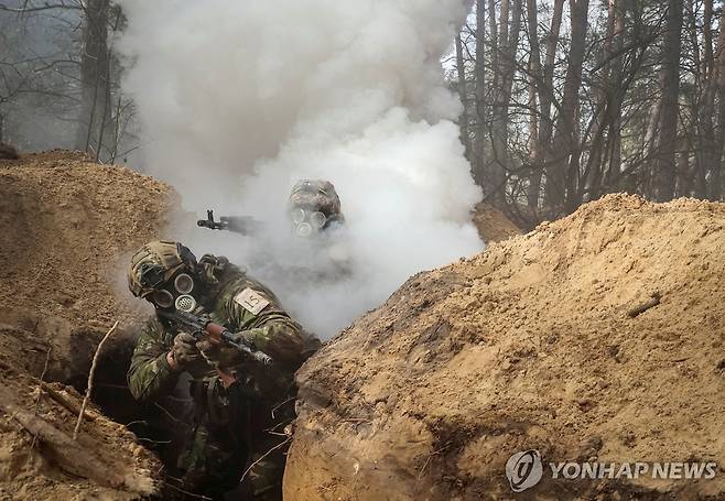 화생방 훈련 중인 우크라이나군 병사들 [로이터 연합뉴스자료사진. 재판매 및 DB 금지]