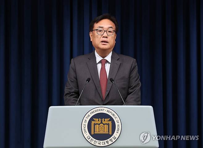 '채상병 특검법' 대통령실 입장 밝히는 정진석 비서실장 (서울=연합뉴스) 진성철 기자 = 정진석 대통령 비서실장이 2일 서울 용산 대통령실 청사에서 야당 단독으로 국회에서 통과된 '채상병 특검법'에 대한 대통령실의 입장을 밝히고 있다. 2024.5.2 zjin@yna.co.kr