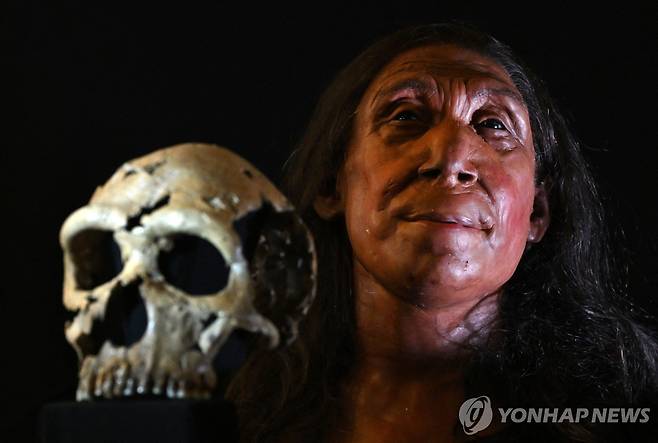 유골 화석으로 구현한 네안데르탈인 얼굴  (AFP=연합뉴스) 지난 달 25일(현지시간) 영국의 연구팀이 7만5천년 전 사망한 것으로 추정된 네안데르탈인 여성 '샤니다르 Z'의 얼굴을 공개했다. 2024.05.02