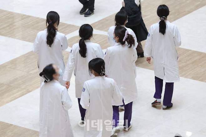 [이데일리 이영훈 기자] 서울 한 대형병원에서 의료진들이 이동하고 있다.
