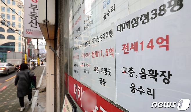 서울 강남구 부동산 중개사무소에 전세·월세 시세가 붙어있다. 2024.2.19/뉴스1 ⓒ News1 박지혜 기자