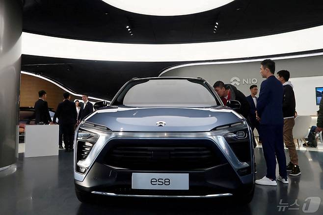 중국 전기차 업체 니오가 출시한 'ES8'을 소비자들이 살펴보고 있다. ⓒ 로이터=뉴스1 ⓒ News1 박형기 기자