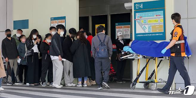 지난 25일 서울의 한 대학병원 응급의료센터 앞에서 환자와 보호자들이 줄이어 진료를 기다리고 있다. 2024.4.25/뉴스1 ⓒ News1 민경석 기자
