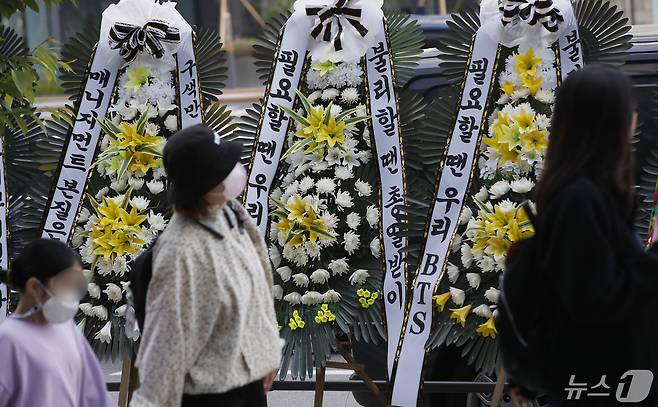 3일 오전 서울 용산구 하이브 사옥 앞에 방탄소년단(BTS) 지지모임이 보낸 근조화환이 세워져 있다. ⓒ News1 권현진 기자