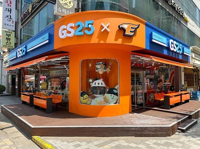 한화가 GS리테일과 손잡고 리그 최초로 플래그십 편의점 스토어를 오픈했다. 사진 | 한화 이글스