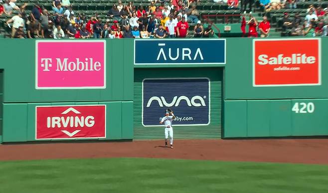 이정후가 1회초에 날린 우중간 타구를 보스턴 중견수 재런 두란이 가장 깊숙한 펜스앞에서 잡아내고 있다. 사진=MLB.TV 캡처