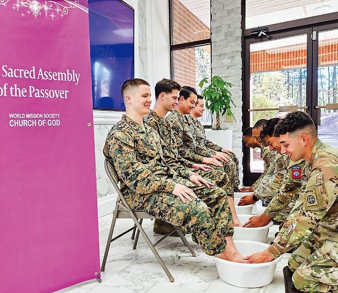 2 ‘미국 NC 더럼 하나님의 교회’에서 거행된 유월절 대성회에 참석한 군인 신자들이 세족예식에 참여하고 있다.