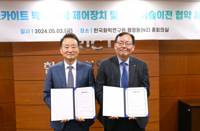 한국화학연구원 이영국 원장(오른쪽)과 (주)셀코스 백우성 대표가 3일 기술이전 계약을 체결했다.(사진=한국화학연구원)