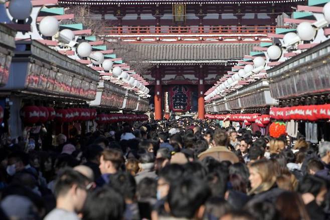 지난 2월께 일본 도쿄 아사쿠사 지구 센소지로 이어지는 나카미세 상점가의 모습. JNTO(일본 국립관광공사)는 지난 2023년 일본을 방문한 사람은 약 2500만명으로 이는 코로나 이전인 2019년 전체 일본 방문객 수의 약 80%에 달한다고 발표했다.  [사진출처=EPA·연합뉴스]