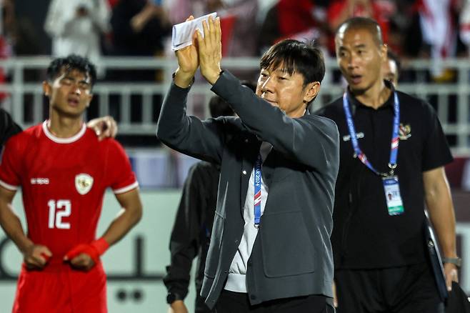 신태용 감독이 U-23 아시안컵 3-4위 결정전에서 패한 뒤 관중들에게 인사를 하고 있다. / AFP 연합뉴스
