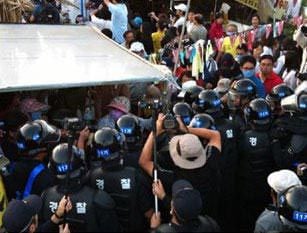 2011년 9월 2일 제주해군기지 예정지 서귀포 강정마을에 투입된 경찰이 시위자와 대치하고 있다. /뉴시스