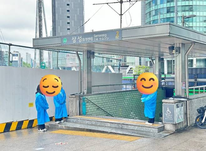 지하철역 입구 앞에서 대기하고 있는 스태프들./온라인 커뮤니티 '네이트판'