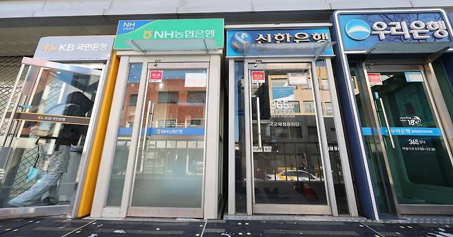 서울 시내 시중은행 ATM 기기를 이용하는 시민의 모습. /뉴스1