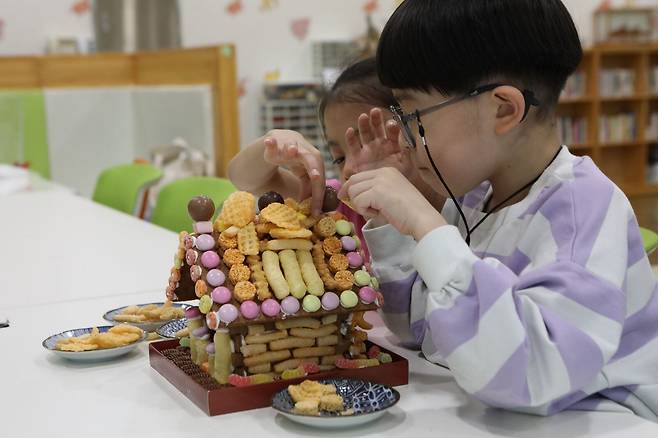 지난 2일 서울 동작구 신상도지역아동센터에서 어린이들이 농심 스낵집을 만들고 있다.