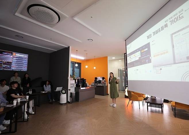 빗썸 대학생 서포터즈 '썸즈업'이 지난 4월 26일 오후 서울 서초구 빗썸 고객센터에서 거래소 개선 아이디어 발표회를 진행했다. ⓒ빗썸