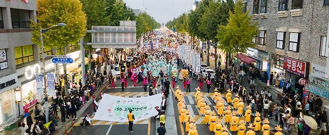 전북 고창군이 지난해 개최한 모양성제를 찾은 관람객들이 거리에서 퍼레이드를 보고 있다. 고창군 제공