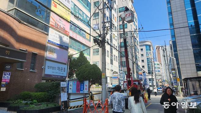 3월 13일 오전 부산 연제구 거제동 부산지검 인근 변호사 사무실 등에 정전이 발생해 한국전력 직원이 출동해  전선 등을 긴급보수하고 있다. 부산=김화영 기자 run@donga.com