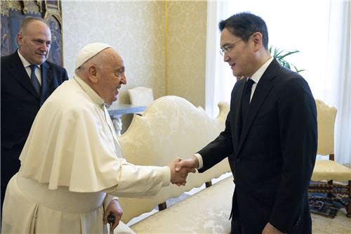 이재용 삼성전자 회장이 지난 달 27일(현지시간) 바티칸 사도궁에서 프란치스코 교황과 만나 악수하고 있다.