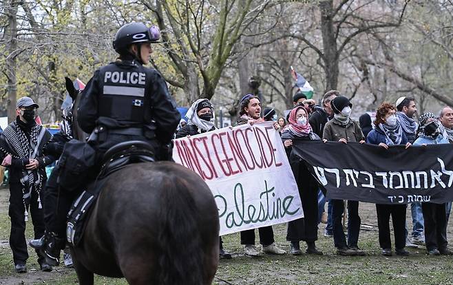 2일(현지시각) 캐나다 퀘벡주 몬트리올 맥길 대학교에서 기마 경찰이 친이스라엘 지지자들과 친팔레스타인 지지자들을 분리하고 있다. EPA 연합뉴스