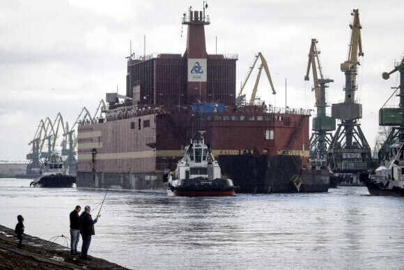 ‘떠다니는 핵발전소’ 아카데믹 로모노소프가 러시아 상트페테르부르크 항구의 조선소를 빠져나오고 있다. AP 연합뉴스