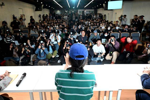 그룹 뉴진스 소속사 어도어의 민희진 대표가 25일 서울 서초구 한국컨퍼런스센터에서 긴급 기자회견을 하기 전 취재진을 향해 얘기하고 있다. 박시몬 기자