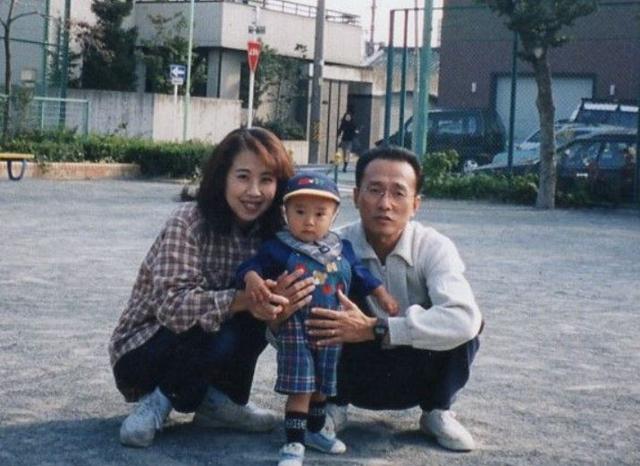 다카바 사토루와 배우자 나미코, 아들 고헤이가 나미코의 생전에 찍은 가족 사진. 1999년 나미코는 일본 아이치현 나고야시의 아파트 자택에서 무참히 살해당했지만 25년이 지난 지금까지도 범인을 찾지 못해 미제 사건으로 남아 있다.