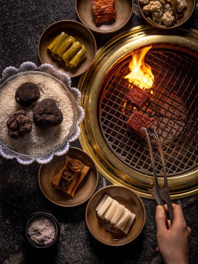 뉴욕의 한식 스테이크 하우스 '꽃'은 한식 바비큐의 맛은 그대로 살리면서 공간과 서비스 등을 고급화했다. 그라시아스 호스피탈리티 매니지먼트 제공