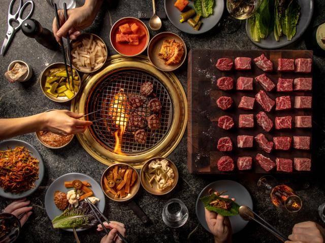 뉴욕의 한식 스테이크 하우스 '꽃'은 한식 바비큐의 맛은 그대로 살리면서 공간과 서비스 등을 고급화했다. 그라시아스 호스피탈리티 매니지먼트 제공