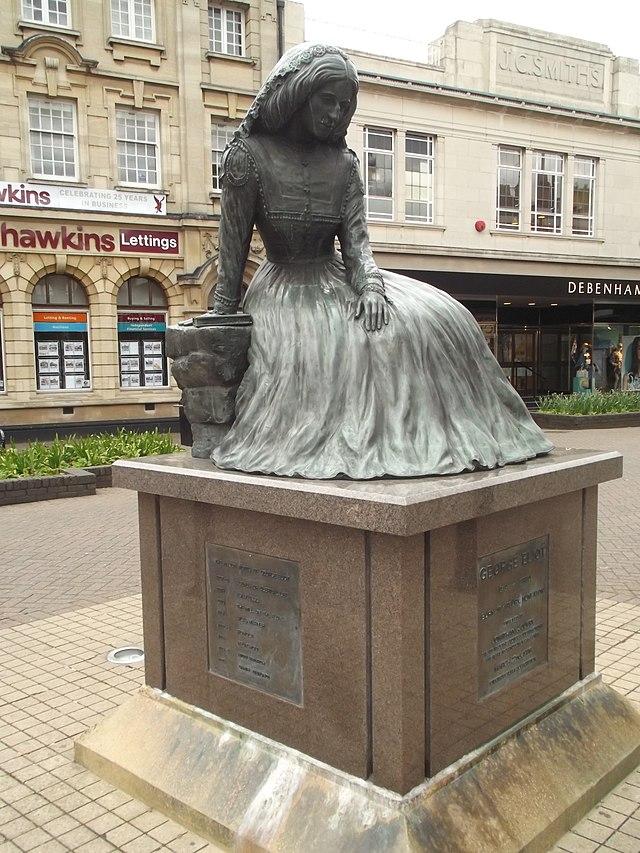 조지 엘리엇이 어린 시절을 보낸 영국 잉글랜드 중부 워릭셔주 너니턴에 있는 그의 동상. 위키미디어 커먼스