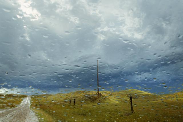 사진작가 레베카 노리스 웹의 '폭풍이 지나간 뒤, 사우스다코다 페어번 근처'(2011). 에이치비 프레스 제공