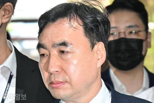 윤관석 무소속 의원이 지난해 8월 4일 서울 서초구 서울중앙지법에서 열린 구속 전 피의자심문에 출석하고 있다. 최주연 기자