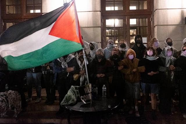 미국 뉴욕 컬럼비아대에서 친팔레스타인 시위대가 지난달 30일 경찰의 진압에 대비해 스크럼을 짜고 노래를 부르고 있다. AP 연합뉴스