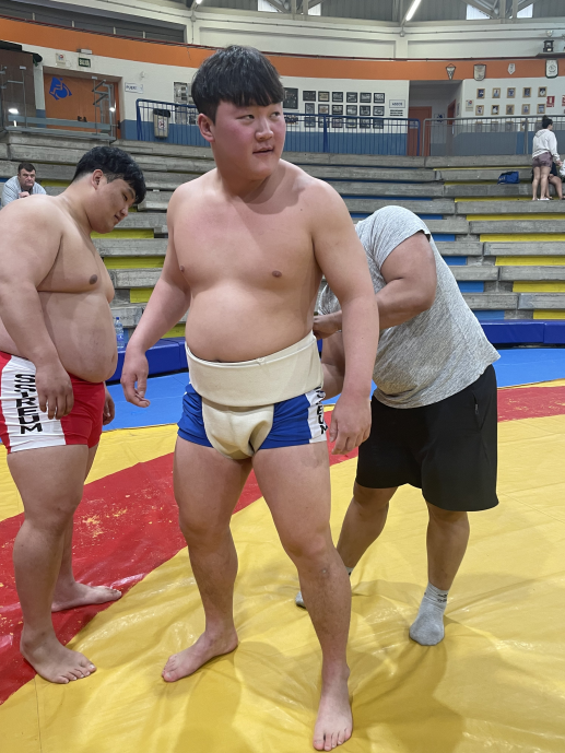 한국의 홍지흔 선수가 스모 경기에 앞서 일본 전통 샅바인 '훈도시'를 착용하고 있다. 사진=대한씨름협회