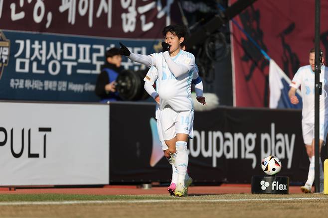 이동경이 지난 3월 9일 김천종합운동장에서 열린 김천상무와의 경기에서 득점 후 세리머니를 펼치고 있다. 사진=프로축구연맹