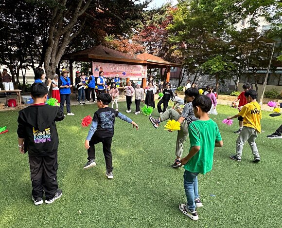 한국·이주배경 아동이, 전통 놀이 행사 ‘다 함께 놀자~ 동네 한 바퀴!’를 체험하고 있다 [사진=광주광역시 광산구청]