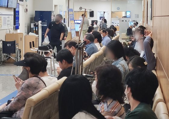 2일 오후 경기도 성남시 분당서울대병원에서 환자들이 진료 순서를 기다리고 있다. [뉴스1]
