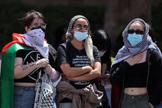 미 대학가에서 벌어지는 반전 시위 현장엔 마스크와 두건 등으로 얼굴을 가린 학생 시위자들이 늘고 있다. 로이터=연합뉴스