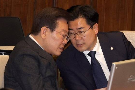 이재명 더불어민주당 대표가 본회의에 앞서 박찬대 의원과 대화하고 있다. 강정현 기자