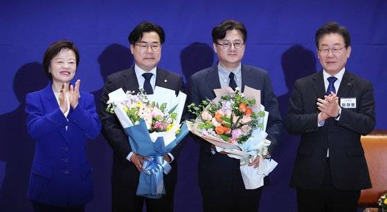 더불어민주당 새 원내대표에 선출된 박찬대 의원(왼쪽 두번째)이 3일 제22대 국회 더불어민주당 당선자 총회에서 이재명 대표, 진선미 당 선관위원장 등과 기념 촬영을 하고 있다. 연합뉴스