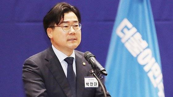 박찬대 신임 원내대표가 3일 오전 서울 여의도 국회 의원회관에서 열린 '제22대 국회 더불어민주당 제1기 원내대표 선출 당선자 총회'에서 인사말을 하고 있다. 뉴스1