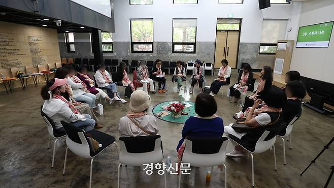 5·18 성폭력 피해자 간담회가 열린 28일 전남대학교 김남주홀에서 참가자들이 자신의 경험을 이야기하고 있다. 정효진 기자