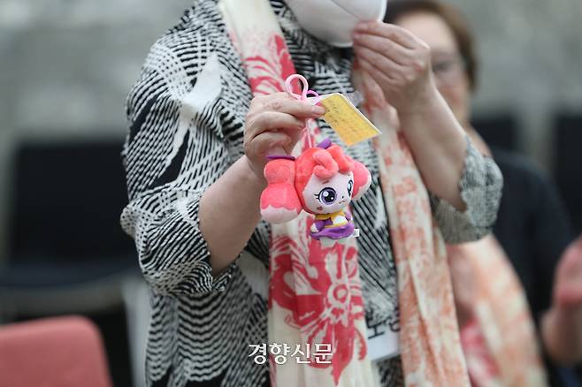 5·18 성폭력 피해자 간담회가 열린 28일 전남대학교 김남주홀에서 참가자가 가져온 물품을 소개하고 있다. 정효진 기자